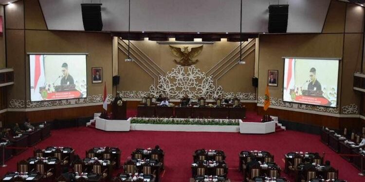 FOTO: OLIVIA/MATAKALTENG - Wagub Dengarkan Pemandangan Fraksi atas 4 Raperda Perubahan Bentuk Hukum Perseroda dan Pertanggungjawaban APBD 2022.