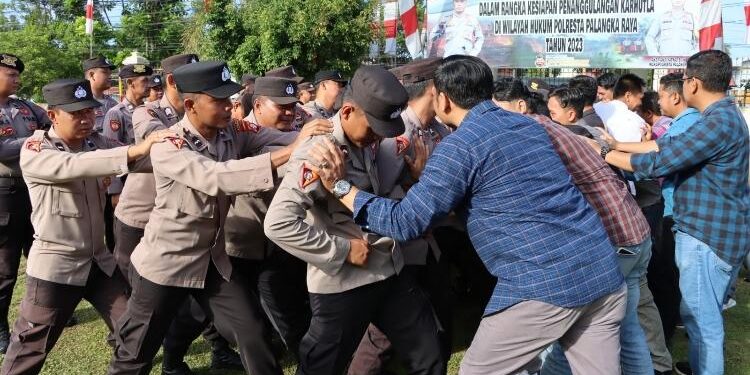 FOTO: RZL/MATAKALTENG - Personel Polresta Palangka Raya, pada saat melakukan simulasi mengurai massa.