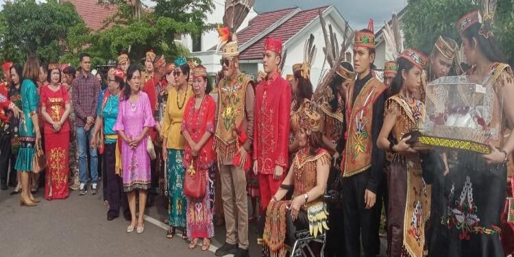 FOTO: RZL/MATAKALTENG - Pernikahan adat antara Daud Yudha Dharma Binti bersama Ekawia.