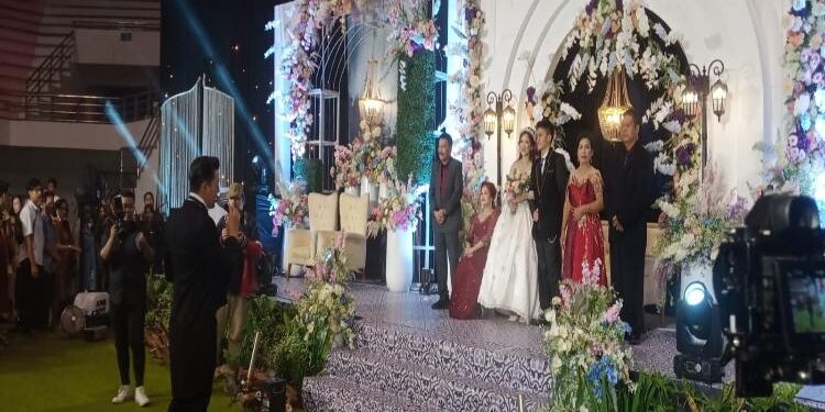 FOTO: MATAKALTENG - Resepsi Pernikahan anak Yansen Binti, Daud Yudha Dharma Binti bersama Ekawati.