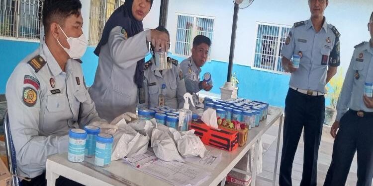 FOTO: RZL/MATAKALTENG - Petugas Lapas Kelas IIA Palangka Raya, pada saat melakukan tes urine.