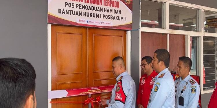 FOTO: HUMAS LAPAS/MATAKALTENG - Kakanwil Kemenkumham Kalteng, Hendra Ekaputra, pada saat memotong pita tanda beroperasinya Posbakum.
