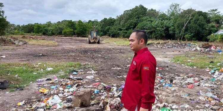 FOTO: DEVIANA/MATAKALTENG - Ketua Panitia Expo Nur Mentaya saat memantau lokasi, Kamis 13 Juli 2023.