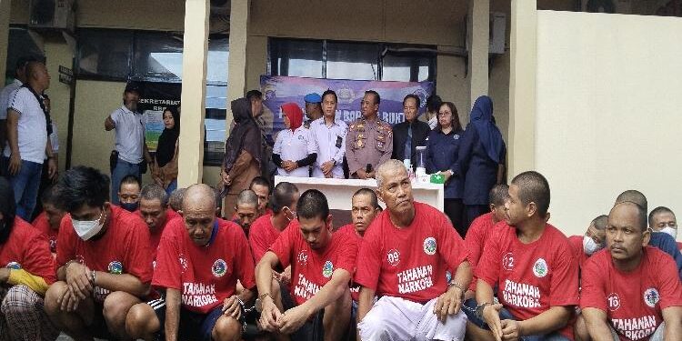 FOTO: AGUS/MATA KALTENG - Para terduga pelaku yang berhasil diamankan pada operasi Antik Telabang 2023 di halaman Mapolres pada waktu lalu.