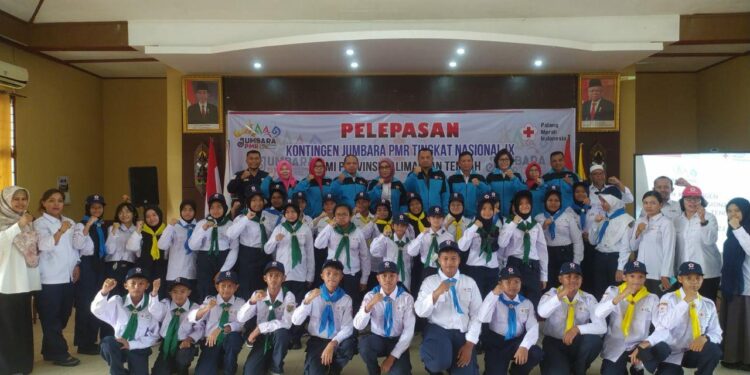 FOTO: OLIVIA/MATAKALTENG - Asisten Administrasi Umum Sri Suwanto, mewakili Gubernur, secara resmi melepas Kontingen Jumbara PMR Tingkat Nasional IX dari Kalteng di Balai Guru Penggerak Provinsi Kalteng, Jalan Tjilik Riwut Km. 5 Palangka Raya.