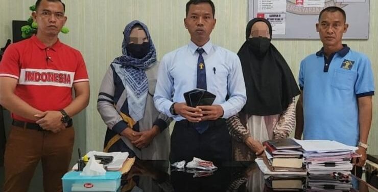FOTO : LAPAS/MATA KALTENG - Dua orang perempuan yang diamankan Petugas Lapas Sampit karena mencoba menyelundupkan barang elektronik ke WBP, Sabtu, 1 Juli 2023.