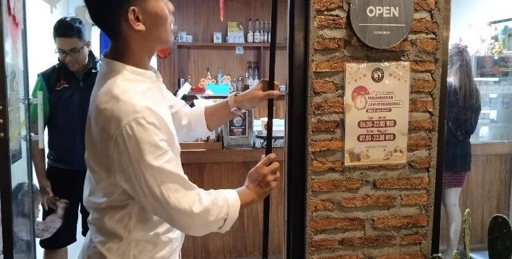 FOTO : AGUS/MATA KALTENG - Manajer cafe A'long menunjukkan kerusakan pintu akibat di bobol maling pada Sabtu 1 Juli 2023.