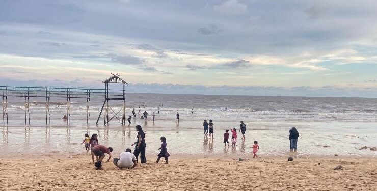 FOTO : DIAN/MATA KALTENG - Suasana di pantai Ujung Pandaran, Kecamatan Teluk Sampit.