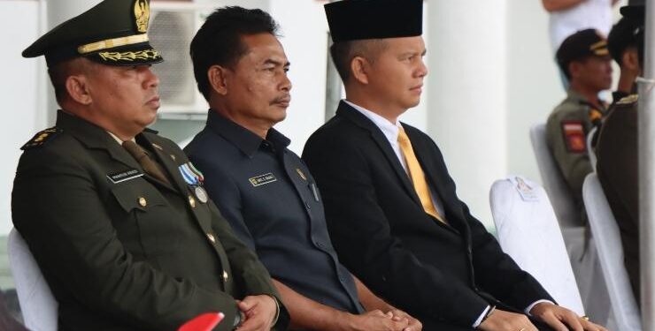 FOTO : DPRD GUMAS/MATA KALTENG - Anggota DPRD Kabupaten Gumas Arit S Bajau (tengah) saat menghadiri upacara peringatan Hari Bhayangkara ke-77 tahun 2023, Sabtu, 1 Juli 2023.