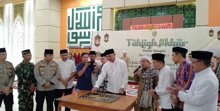 FOTO : AKH/MATAKALTENG - Bupati Sukamara, Windu Subagio saat menandatangani prasasti nama Masjid Agung Sukamara Ad Durrun Nafis.