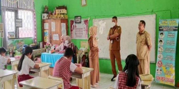FOTO: MATAKALTENG - Sekretaris Dinas Pendidikan Kota Palangka Raya, Aprae Vico Ranan, saat mengunjungi salah satu sekolah.