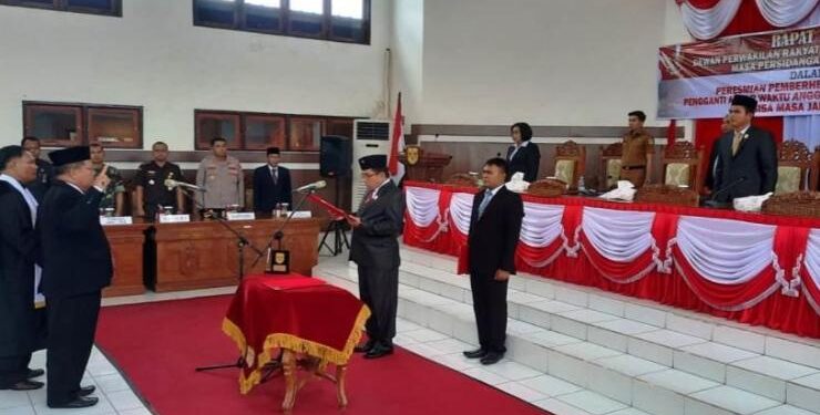 FOTO : DPRD GUMAS/MATA KALTENG - Ketua DPRD Kabupaten Gumas Akerman Sahidar melantik dan mengambil sumpah janji anggota DPRD Edyson D Kenting di acara rapat paripurna peresmian, pemberhentian, dan pengangkatan PAW anggota DPRD sisa masa jabatan 2019-2024, Senin, 3 Juli 2023.