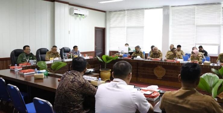 FOTO : IST/MATAKALTENG - Staf Ahli Gubernur Bidang Ekonomi, Keuangan, dan Pembangunan Yuas Elko saat memimpin rapat evaluasi inflasi Juni 2023.