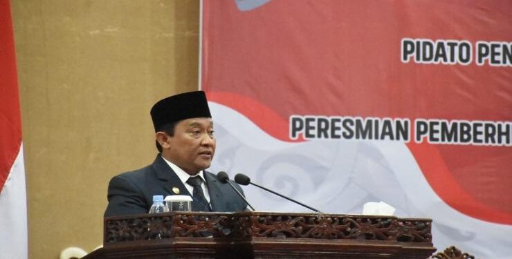 FOTO : OLIVIA/MATAKALTENG - Hadiri Rapat Paripurna Dewan, Wagub Edy Pratowo sampaikan pidato pengantar gubernur terhadap 4 Raperda Provinsi Kalteng.