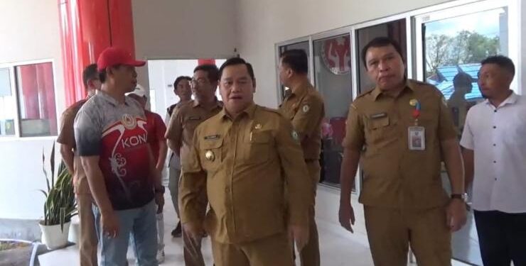 FOTO : DEVIANA/MATAKALTENG - Bupati Kotim Halikinnor didampingi Sekda Fajrurrahman dan Ketua KONI Kotim Ahyar Umar meninjau Mal Pelayanan Publik, Selasa 4 Juli 2023.