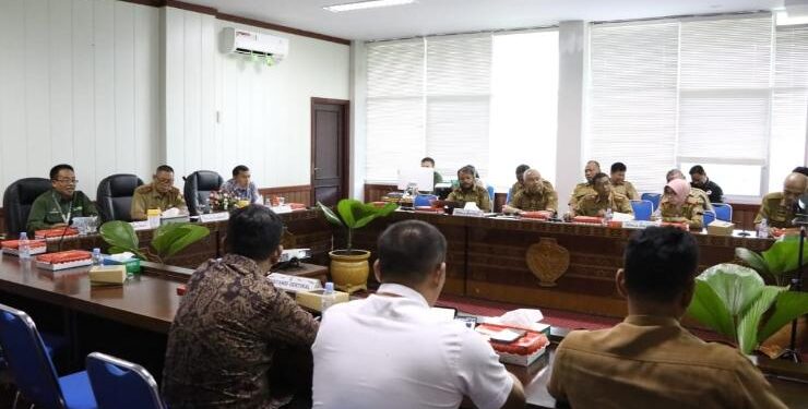 FOTO : IST/MATAKALTENG - Staf Ahli Gubernur Kalteng Yuas Elko saat mengikuti Rakor pengendalian Inflasi Daerah bersama Mendagri Tito Karnavian secara online, Selasa 4 Juli 2023.