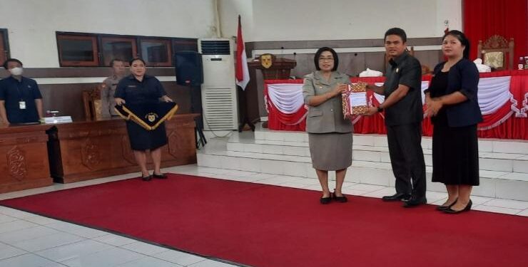 FOTO : DISKOMINFO SANTIK/MATA KALTENG - Wakil Bupati Gumas Efrensia LP Umbing saat menyerahkan dokumen enam buah raperda kepada Wakil Ketua I DPRD Binartha, disaksikan Wakil Ketua II DPRD Neni Yuliani, di rapat paripurna ke-2 masa persidangan III Tahun Sidang 2023, Selasa, 4 Juli 2023.