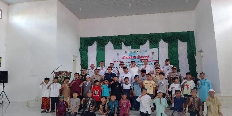 FOTO: AKH/MATAKALTENG - Anak-anak yang mengikuti sunatan massal saat berfoto bersama Bupati Sukamara dan Forkopimda.