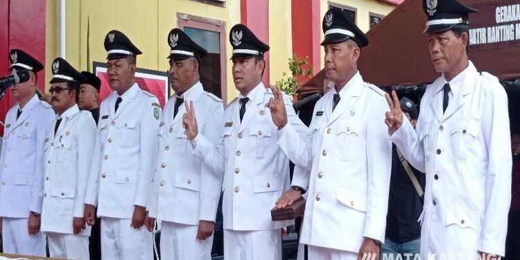 FOTO: DEVIANA/MATAKALTENG - Delapan Pj kades saat dilantik, Rabu 5 Juli 2023