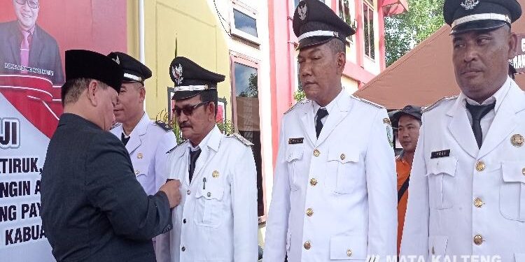 FOTO : DEVIANA/MATAKALTENG - Bupati Kotim Halikinnor saat melantik 8 penjabat kades, Rabu 5 Juli 2023.