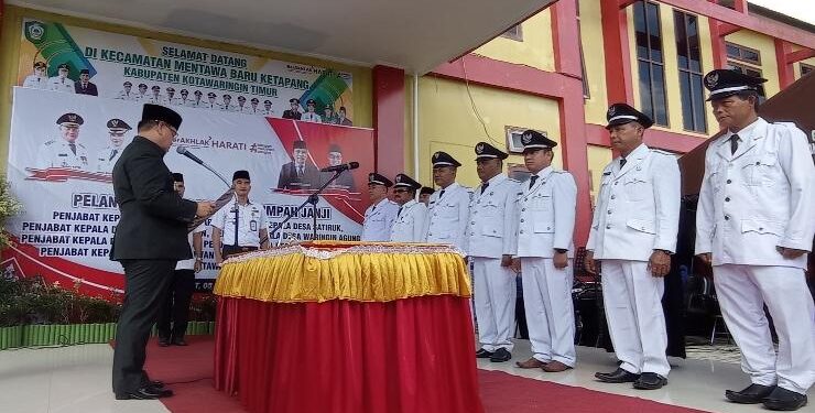 FOTO : DEVIANA /MATAKALTENG - Bupati Kotim Halikinnor saat melantik delapan Pj Kades di Kecamatan Mentawa Baru Ketapang, Rabu 5 Juli 2023.