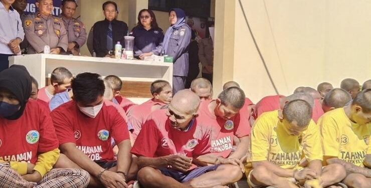 FOTO : Dok/MATA KALTENG - Para pengguna narkoba dikumpulkan di Halaman Mapolres Kotim saat Pres release kasus narkoba belum lama ini.
