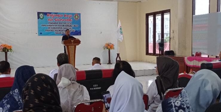 FOTO : DEVIANA/MATAKALTENG - Bupati Kotim Halikinnor saat melepas anggota PGRI Kotim ke Tabalong, Rabu 5 Juli 2023.
