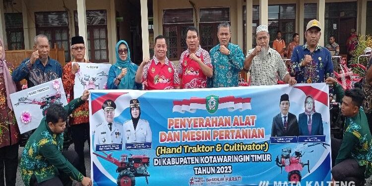 FOTO: DEVIANA/MATAKALTENG - Bupati Kotim Halikinnor dan Sekretaris Daerah Fajrurrahman dan Kadis Pertanian bersama kelompok tani, Kamis 6 Juli 2023.