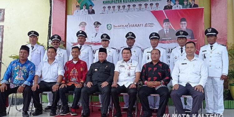 FOTO : DOK DEVIANA/MATAKALTENG - Bupati Kotim Halikinnor didampingi Sekda Kotim Fajrurrahman bersama sejumlah penjabat kades, Rabu 5 Juli 2023.