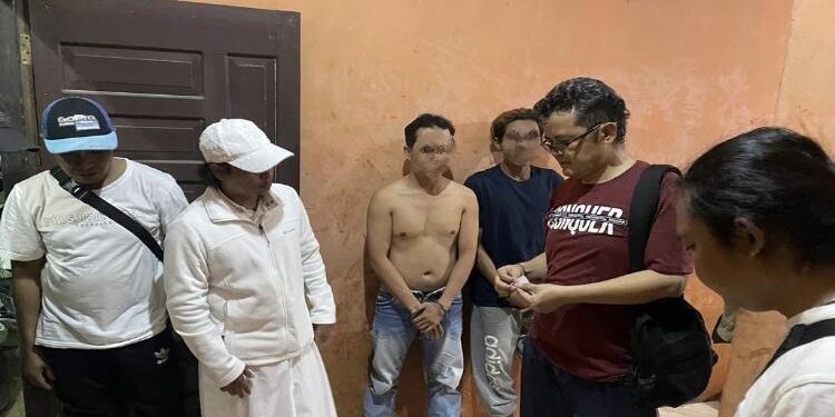 FOTO: IST/MATA KALTENG - B (tidak memakai baju) dan A (baju biru) saat diringkus Tim Cobra Satreskoba Polres Kotim di sebuah barak Jalan Manggis 3, Kelurahan Mentawa Baru Hilir, Kecamatan MB Ketapang, Kotim.