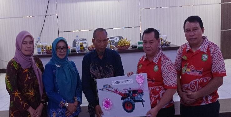 FOTO : DEVIANA/MATAKALTENG - Bupati Kotim Halikinnor didampingi Sekda Kotim Fajrurrahman dan Kadis Pertanian Sepnita saat menyerahkan alsintan secara simbolis kepada kelompok Tani, Kamis 6 Juli 2023.