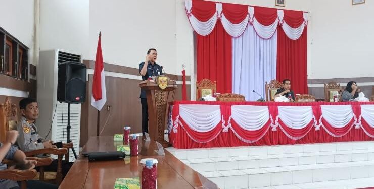 FOTO : DISKOMINFO SANTIK/MATA KALTENG - Pj Sekda Gumas Richard ketika menyampaikan jawaban pemerintah daerah atas pandangan umum fraksi-fraksi pendukung DPRD terhadap enam buah raperda, pada rapat paripurna ke-4 masa persidangan III tahun sidang 2023, Kamis, 6 Juli 2023.