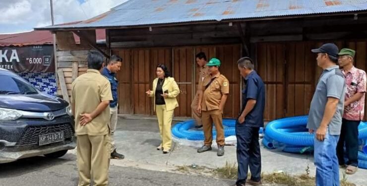 FOTO : RAYANIATIE DJANGKAN/MATA KALTENG - Anggota DPRD Kabupaten Gumas Rayaniatie Djangkan (tiga dari kiri) bersama Manager PT PLN ULP Kurun Rizal Bima Bayuaji, dan pihak terkait ketika mengunjungi Dusun Mantaha, di Desa Pilang Munduk, Kecamatan Kurun, belum lama ini.