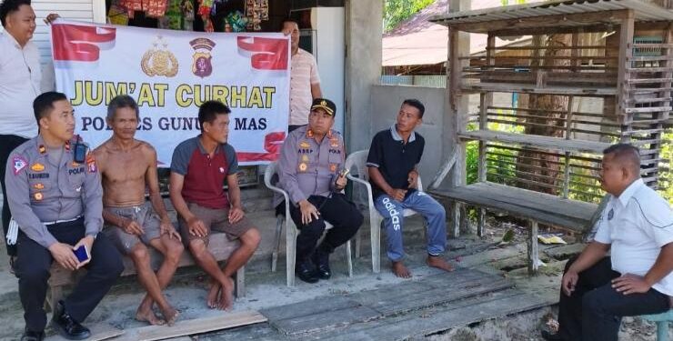 FOTO : HUMAS POLRES GUMAS/MATA KALTENG - Kapolres Gumas AKBP Asep Bangbang Saputra, Kasat Lantas Iptu Dindin Mahmudin, dan Kasat Intelkam Iptu Jadiman, ketika berdialog dengan masyarakat, Jumat, 7 Juli 2023.