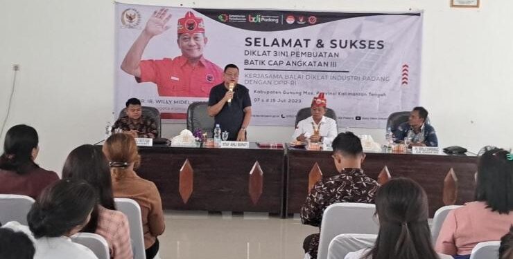 FOTO : DISKOMINFO SANTIK/MATA KALTENG - Bupati Gumas Jaya S Monong yang diwakili Staf Ahli Bupati bidang Kemasyarakatan dan SDM Yansiterson, didampingi Sekretaris Dinas Perindustrian dan Perdagangan Supervisi Budi, dan Anggota Komisi VII DPR RI Willy Midel Yoseph, ketika memberikan arahan pada pelaksanaan diklat 3 in 1 pembuatan batik cap angkatan III, Jumat, 7 Juli 2023.