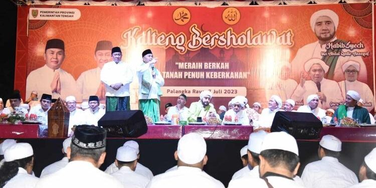 FOTO: IST/MATAKALTENG - Gubernur Sugianto Sabran dan Wagub Edy Pratowo menghadiri acara Kalteng Bersholawat Bersama Habib Syech Bin Abdul Qodir Assegaf di Halaman Kantor Gubernur.