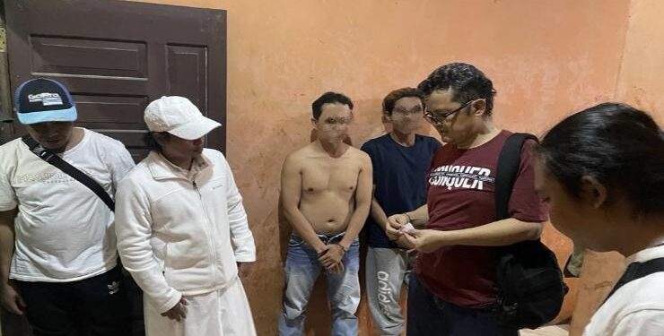FOTO : IST/MATA KALTENG - B (tidak memakai baju) dan A (baju biru) saat diringkus Tim Cobra Satreskoba Polres Kotim di sebuah barak Jalan Manggis 3, Kelurahan Mentawa Baru Hilir, Kecamatan MB Ketapang, Kabupaten Kotim.