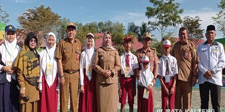 FOTO: DEVIANA/MATAKALTENG - Plt Kadisdik Kotim Irfansyah bersama Wakil Bupati Kotim Irawati dan guru serta siswa saat pembukaan MPLS jenjang SD, SMP, SMA dan SMK di Sampit, Senin 10 Juli 2023.