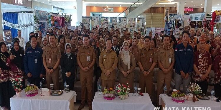 FOTO : DOK DEVIANA/MATAKALTENG - Sekda Kotim saat mendampingi Bupati Kotim Halikinnor dan wakilnya Irawati menghadiri kegiatan. 