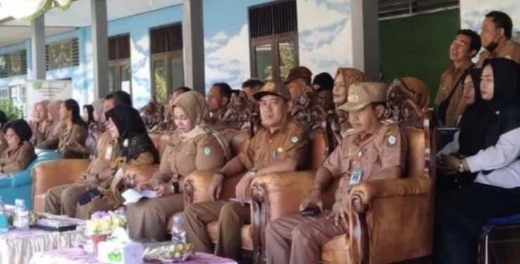FOTO : DISDIK/MATA KALTENG - Plt Kepala Disdik Kotim M Irfansyah saat menghadiri acara MPLS di SMPN 3 Sampit, Senin 10 Juli 2023.