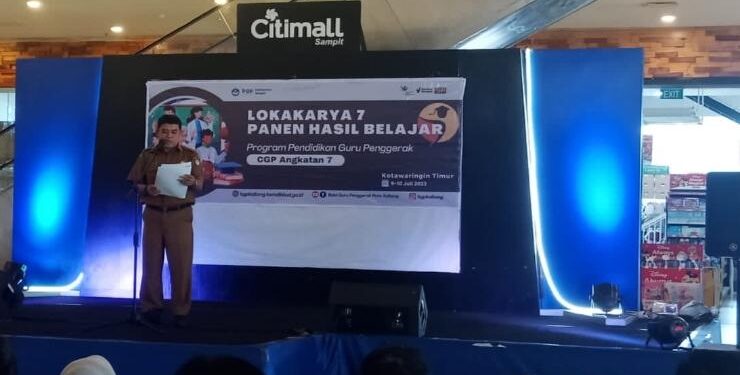 FOTO : DIAN/MATA KALTENG - Plt Kepala Disdik Kotim, M Irfansyah saat memberi sambutan dalam acara panen hasil belajar program pendidikan guru penggerak di Citymall, Sampit, 10 Juli 2023.