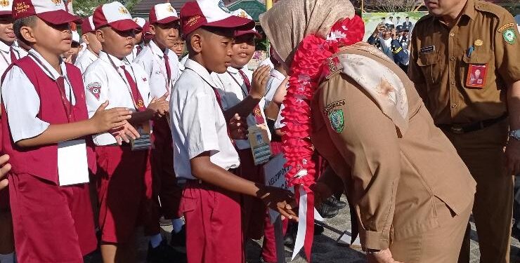 FOTO : DEVIANA/MATAKALTENG - Wakil Bupati Kotim Irawati saat menyapa pelajar yang mengikuti MPLS, Senin 10 Juli 2023.