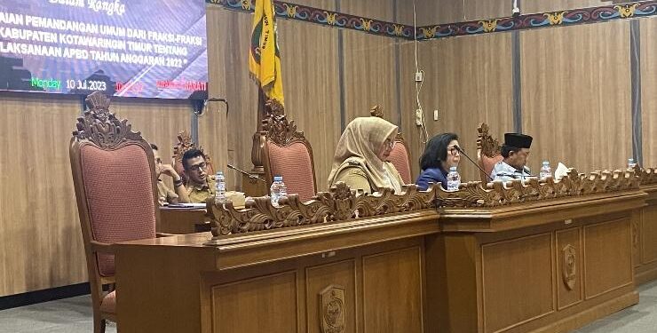 FOTO : DIAN/MATA KALTENG - Suasana rapat pandangan Fraksi DPRD Kotim atas pelaksanaan APBD 2022, Senin 10 Juli 2023.