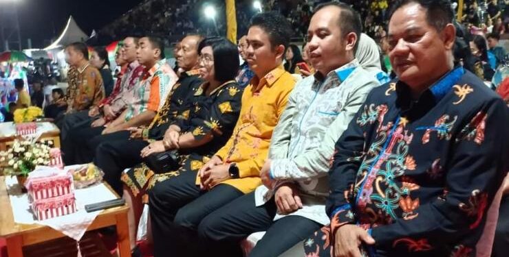 FOTO : UNTUNG JAYA BANGAS/MATA KALTENG - Anggota DPRD Kabupaten Gumas Untung Jaya Bangas (ujung kanan) ketika menghadiri suatu kegiatan, belum lama ini.