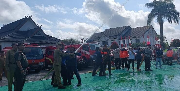 FOTO : DISKOMINFO SANTIK/MATA KALTENG - Bupati Gumas Jaya S Monong bersama Kapolres AKBP Asep Bangbang Saputra, Kajari Sahroni, dan kepala perangkat daerah terkait, ketika melakukan simulasi pemadaman karhutla, di halaman kantor bupati setempat, Senin, 10 Juli 2023.