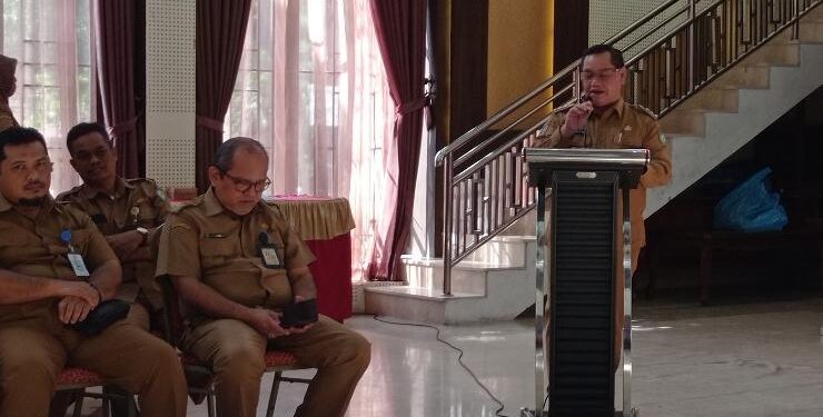 FOTO : DEVIANA/MATAKALTENG - Bupati Kotim Halikinnor saat menghadiri penandatanganan kerjasama pengelolaan limbah medis di Aula Rujab Bupati, Senin 10 Juli 2023