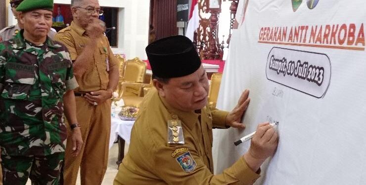 FOTO : DEVIANA/MATAKALTENG - Bupati Kotim Halikinnor saat melakukan penandatanganan deklarasi anti narkoba, Senin 10 Juli 2023.