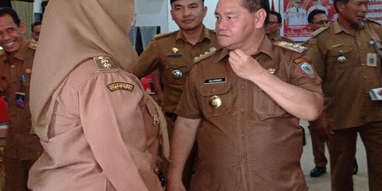 FOTO: DEVIANA/MATAKALTENG - Bupati Kotim Halikinnor saat berbincang dengan wakilnya Irawati, Selasa 11 Juli 2023.