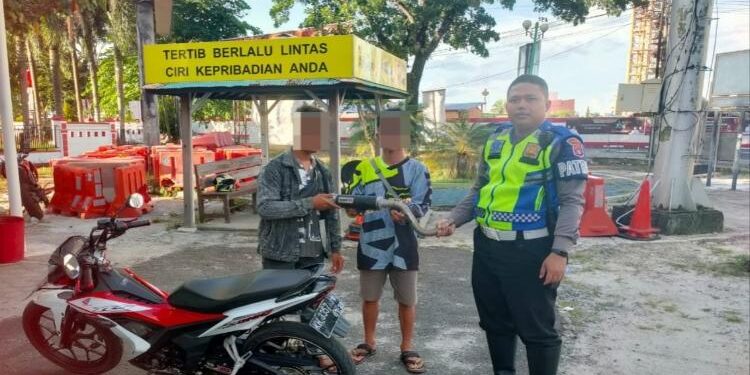 FOTO: RZL/MATAKALTENG - Personel Satlantas Polresta Palangka Raya, pada saat menindak pengendara pengguna knalpot brong.