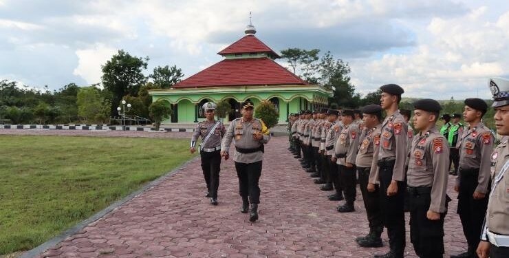 FOTO : HUMAS POLRES GUMAS/MATA KALTENG - Kapolres Gumas AKBP Asep Bangbang Saputra ketika melakukan pengecekan pasukan yang mengikuti apel gelar pasukan operasi patuh telabang 2023, Senin, 10 Juli 2023 sore.